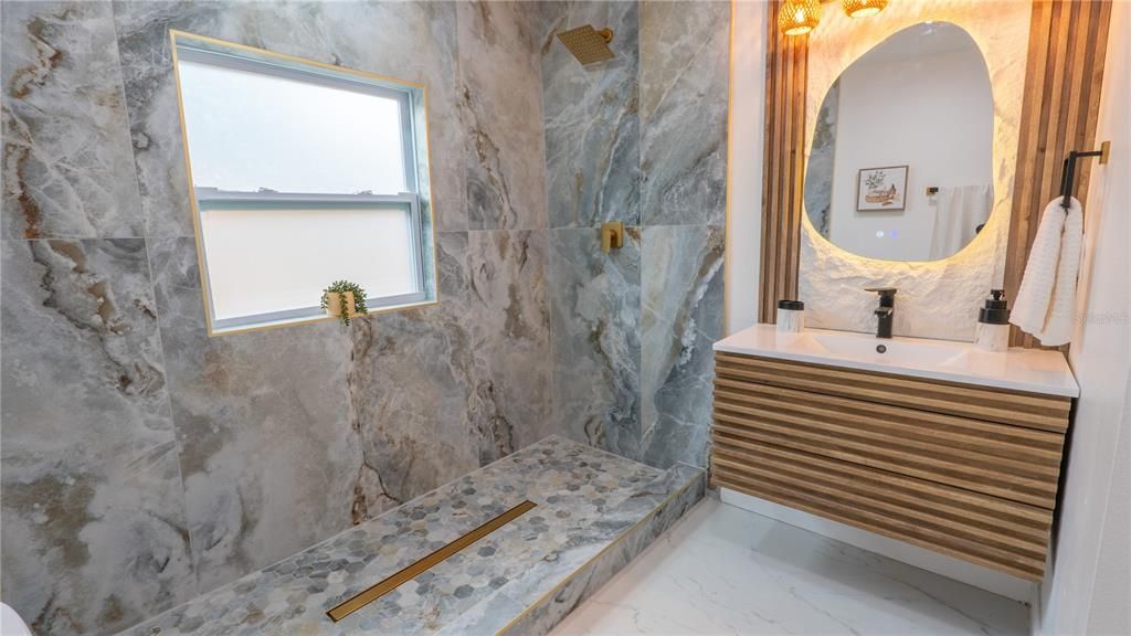 En Venta: $450,000 (4 camas, 3 baños, 1650 Pies cuadrados)