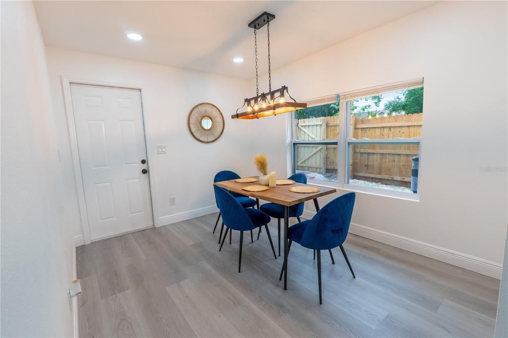 En Venta: $450,000 (4 camas, 3 baños, 1650 Pies cuadrados)