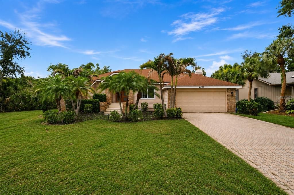 For Sale: $529,000 (3 beds, 2 baths, 1894 Square Feet)