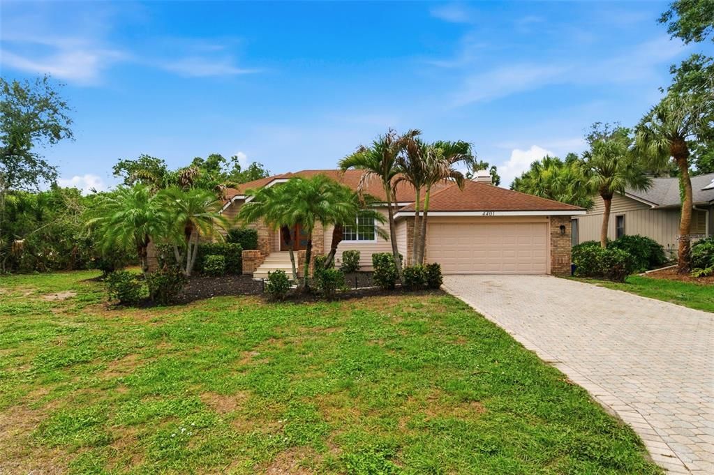 For Sale: $529,000 (3 beds, 2 baths, 1894 Square Feet)
