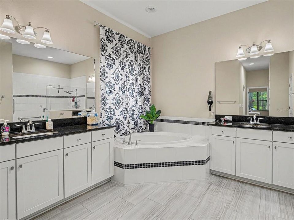 For Sale: $775,000 (5 beds, 5 baths, 4880 Square Feet)
