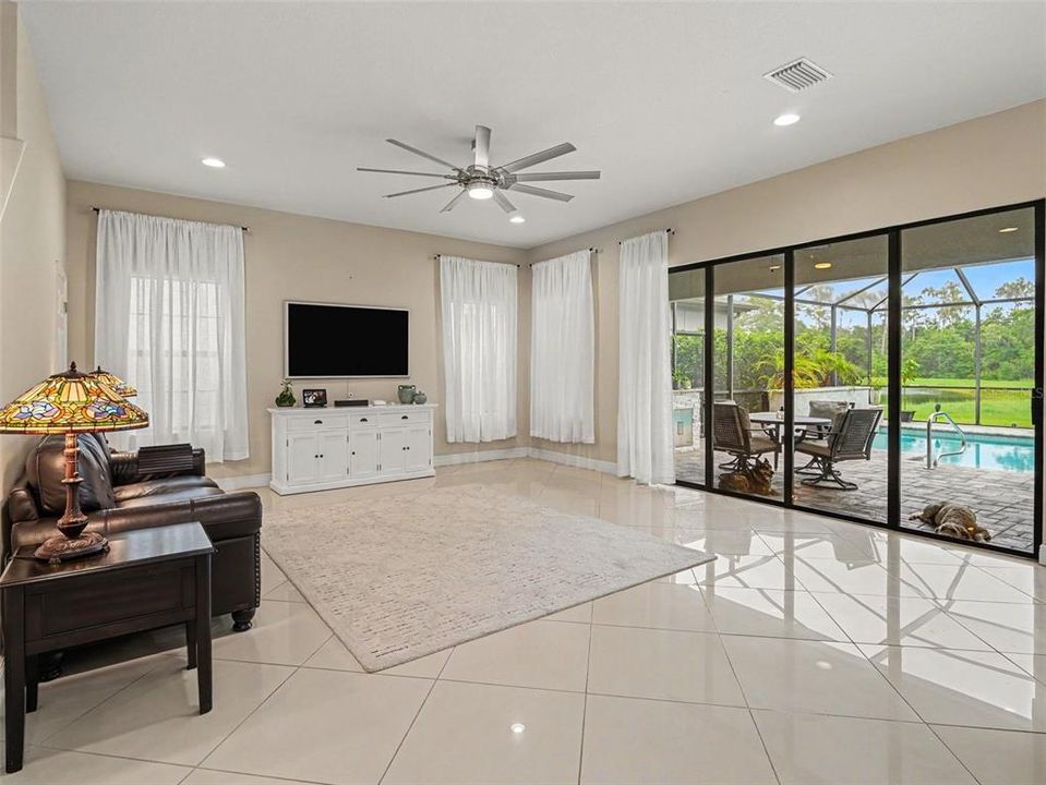 For Sale: $775,000 (5 beds, 5 baths, 4880 Square Feet)