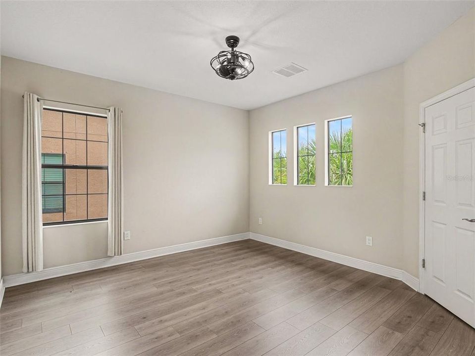 For Sale: $775,000 (5 beds, 5 baths, 4880 Square Feet)