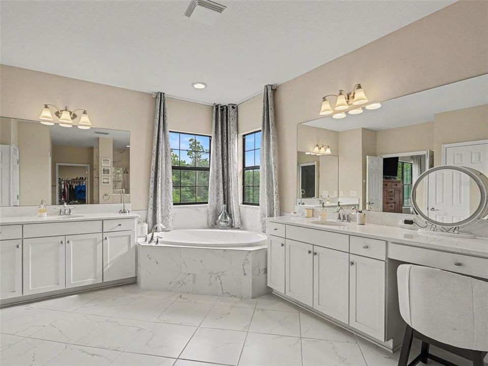 For Sale: $775,000 (5 beds, 5 baths, 4880 Square Feet)