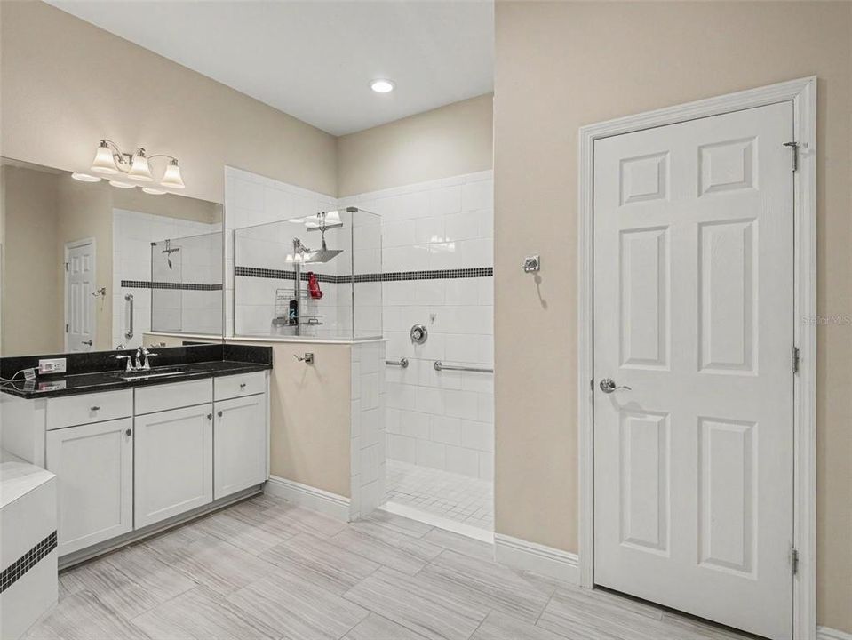 For Sale: $775,000 (5 beds, 5 baths, 4880 Square Feet)