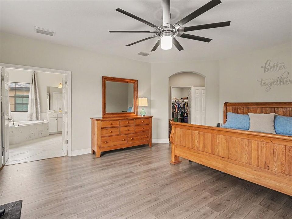 For Sale: $775,000 (5 beds, 5 baths, 4880 Square Feet)