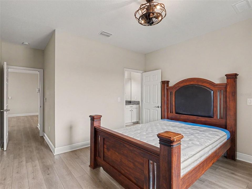 For Sale: $775,000 (5 beds, 5 baths, 4880 Square Feet)