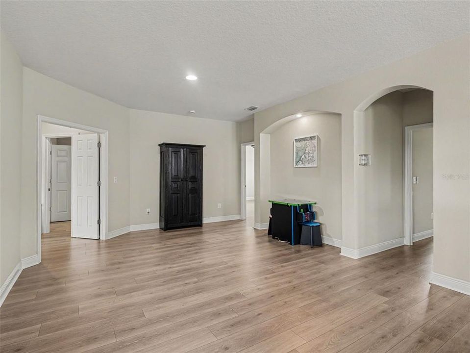 For Sale: $775,000 (5 beds, 5 baths, 4880 Square Feet)