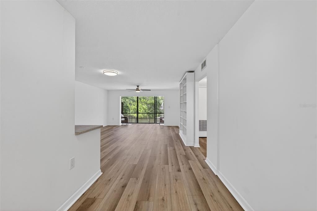 For Sale: $235,900 (1 beds, 1 baths, 787 Square Feet)