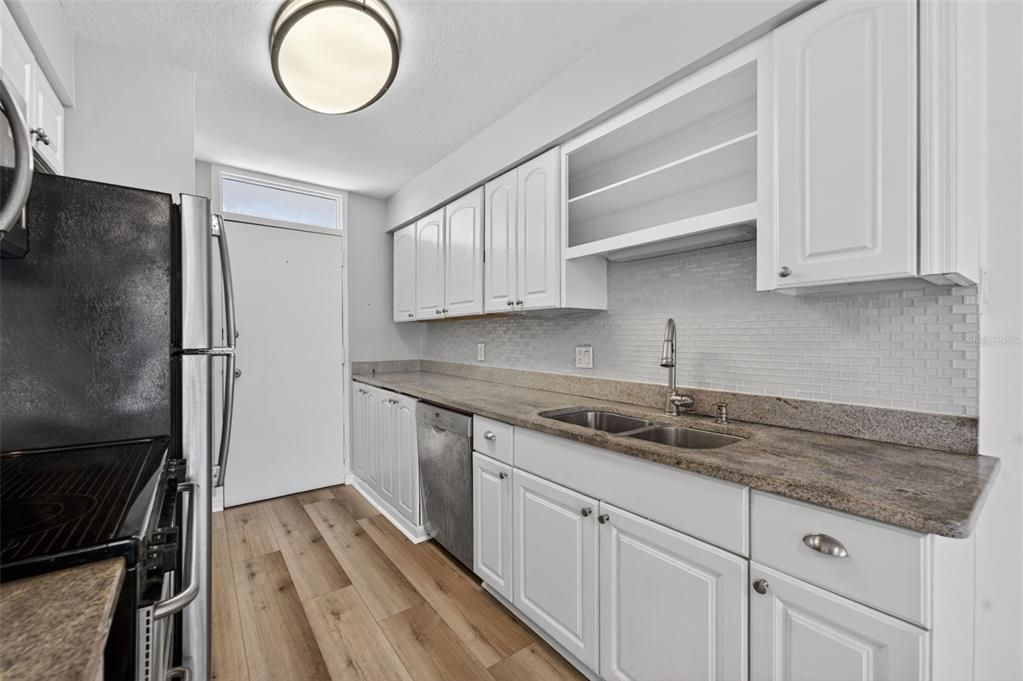 For Sale: $235,900 (1 beds, 1 baths, 787 Square Feet)