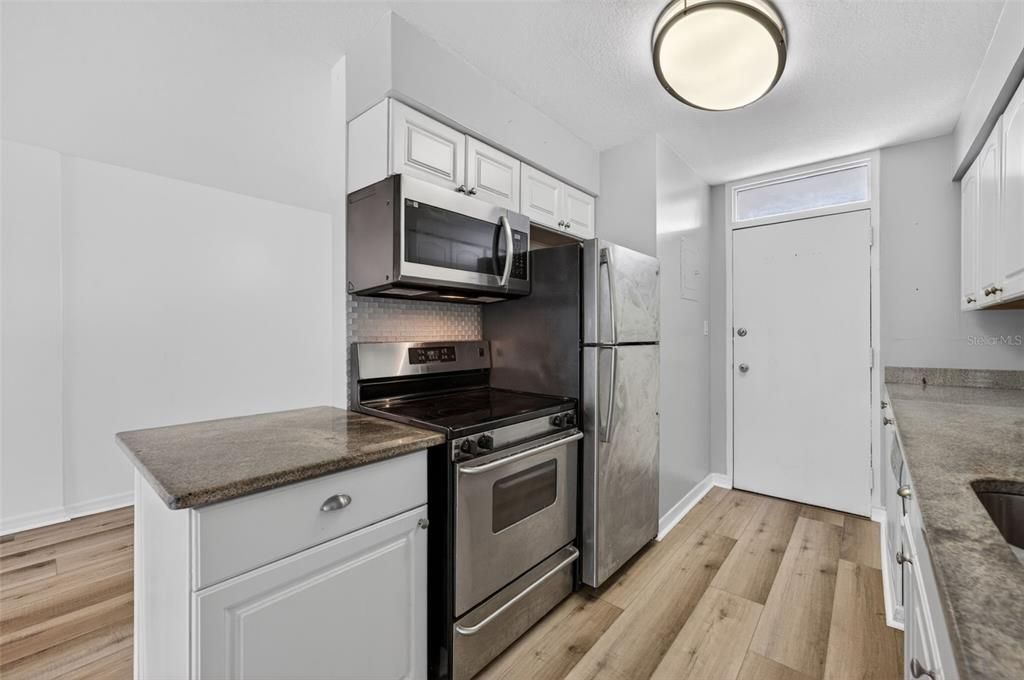 For Sale: $235,900 (1 beds, 1 baths, 787 Square Feet)