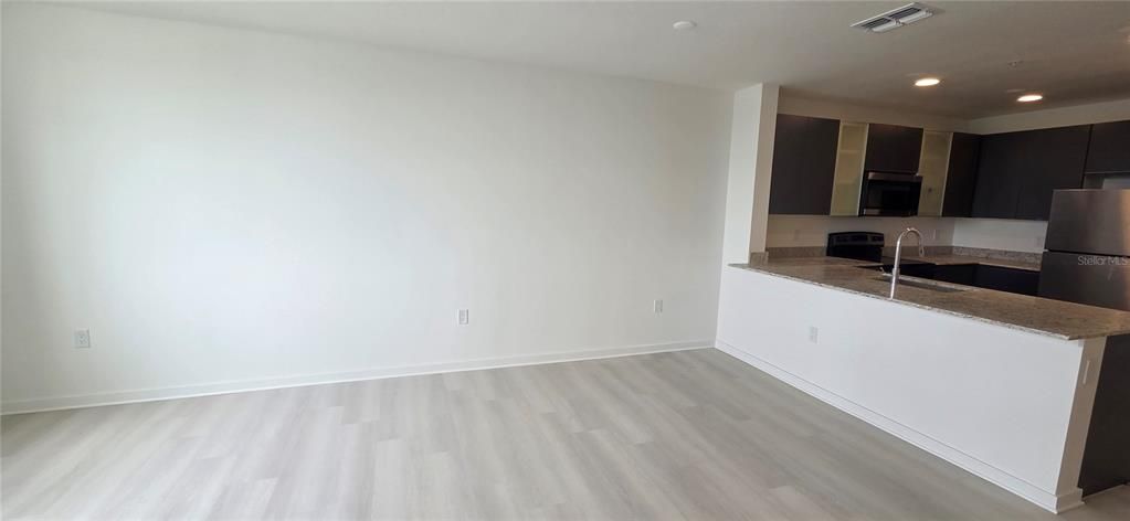 For Rent: $1,800 (1 beds, 1 baths, 750 Square Feet)