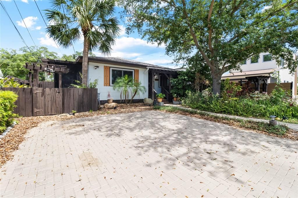 For Sale: $524,900 (2 beds, 2 baths, 1032 Square Feet)