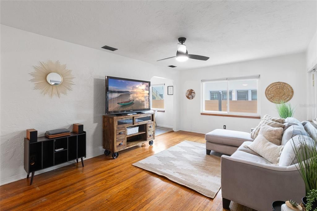 For Sale: $524,900 (2 beds, 2 baths, 1032 Square Feet)