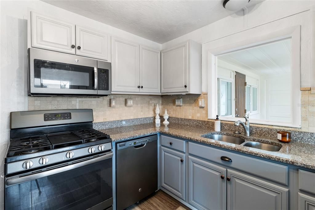For Sale: $524,900 (2 beds, 2 baths, 1032 Square Feet)