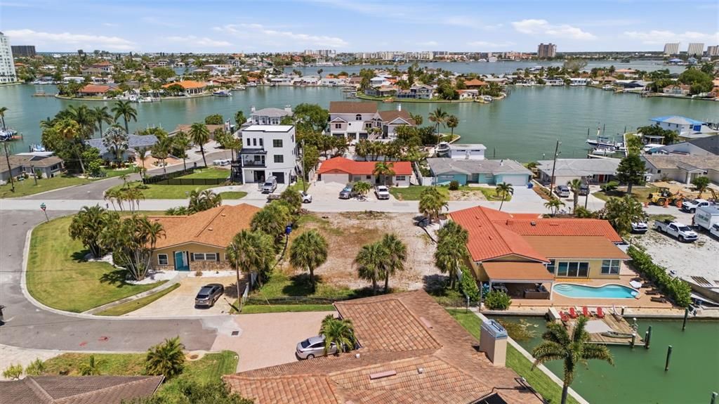 待售: $799,000 (0.18 acres)