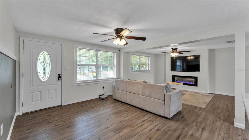 For Sale: $245,000 (3 beds, 1 baths, 1064 Square Feet)