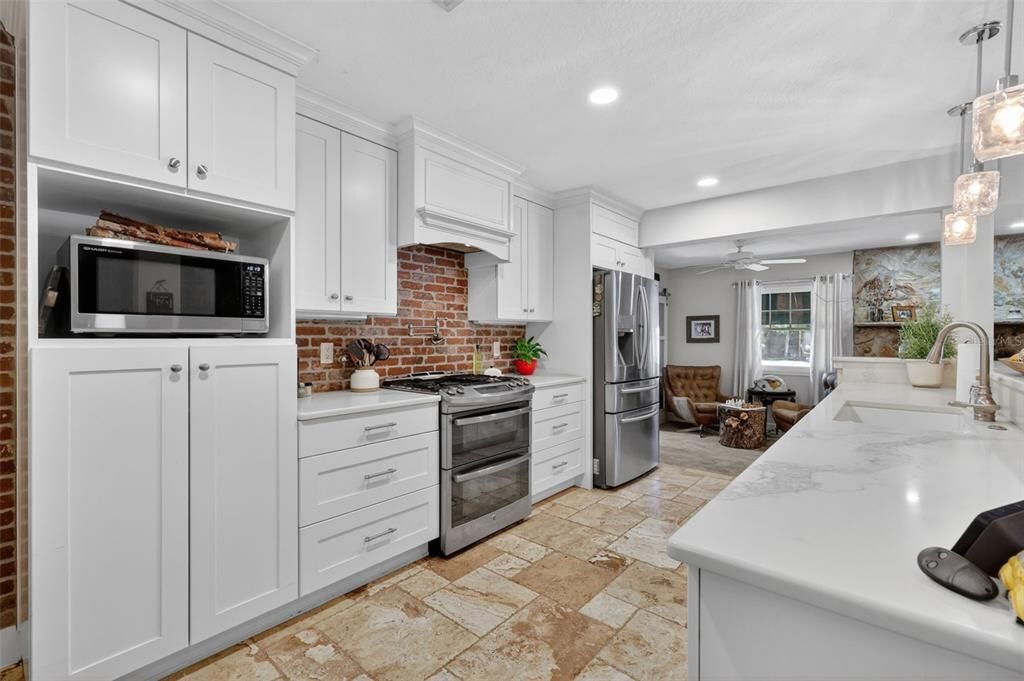 Activo con contrato: $639,000 (3 camas, 3 baños, 1939 Pies cuadrados)