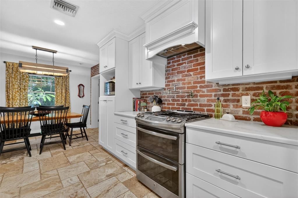 Activo con contrato: $639,000 (3 camas, 3 baños, 1939 Pies cuadrados)