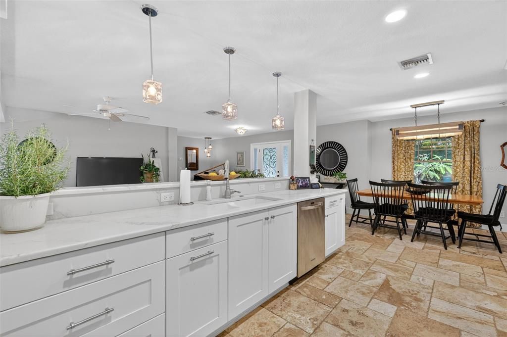 Activo con contrato: $639,000 (3 camas, 3 baños, 1939 Pies cuadrados)
