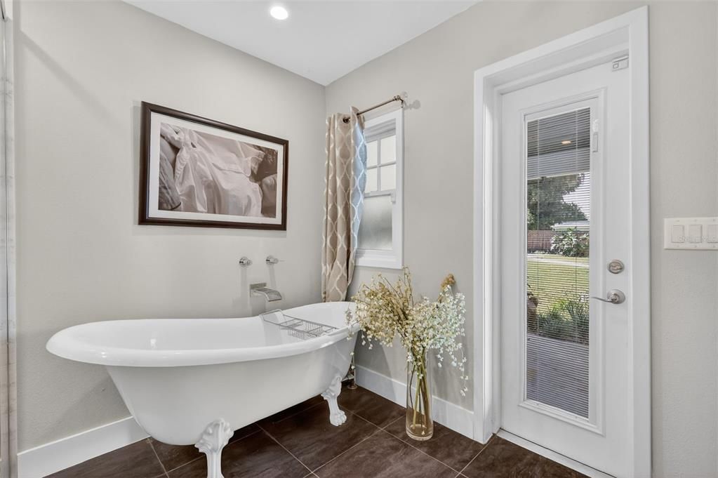 Activo con contrato: $639,000 (3 camas, 3 baños, 1939 Pies cuadrados)