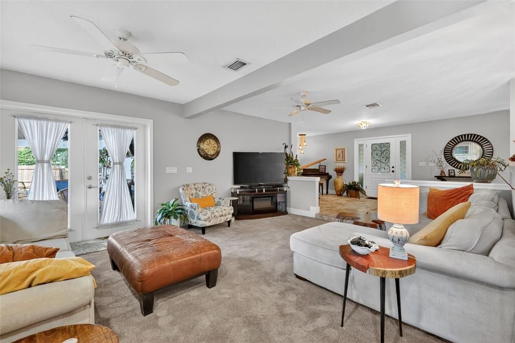 Activo con contrato: $639,000 (3 camas, 3 baños, 1939 Pies cuadrados)