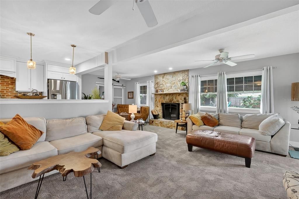 Activo con contrato: $639,000 (3 camas, 3 baños, 1939 Pies cuadrados)