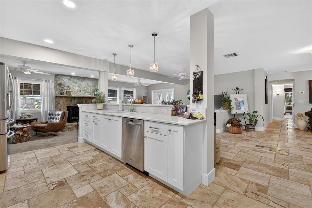 Activo con contrato: $639,000 (3 camas, 3 baños, 1939 Pies cuadrados)