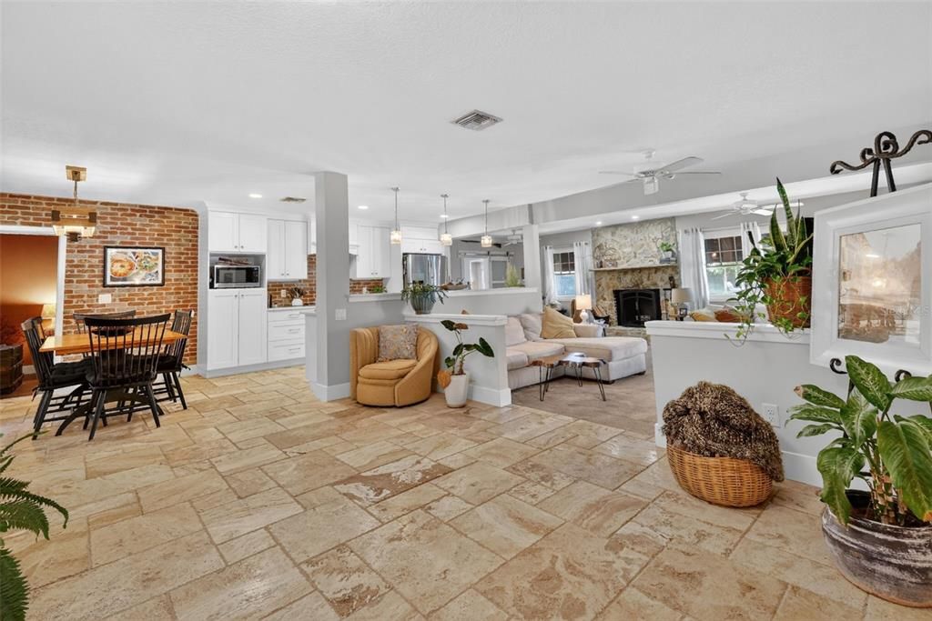 Activo con contrato: $639,000 (3 camas, 3 baños, 1939 Pies cuadrados)