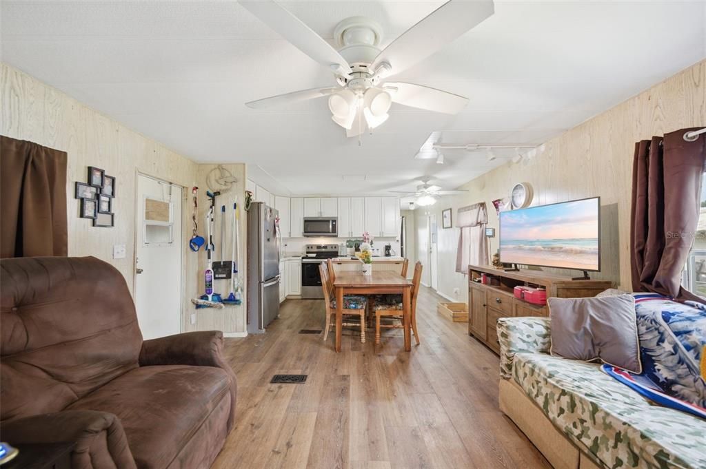 For Sale: $200,000 (2 beds, 2 baths, 1108 Square Feet)