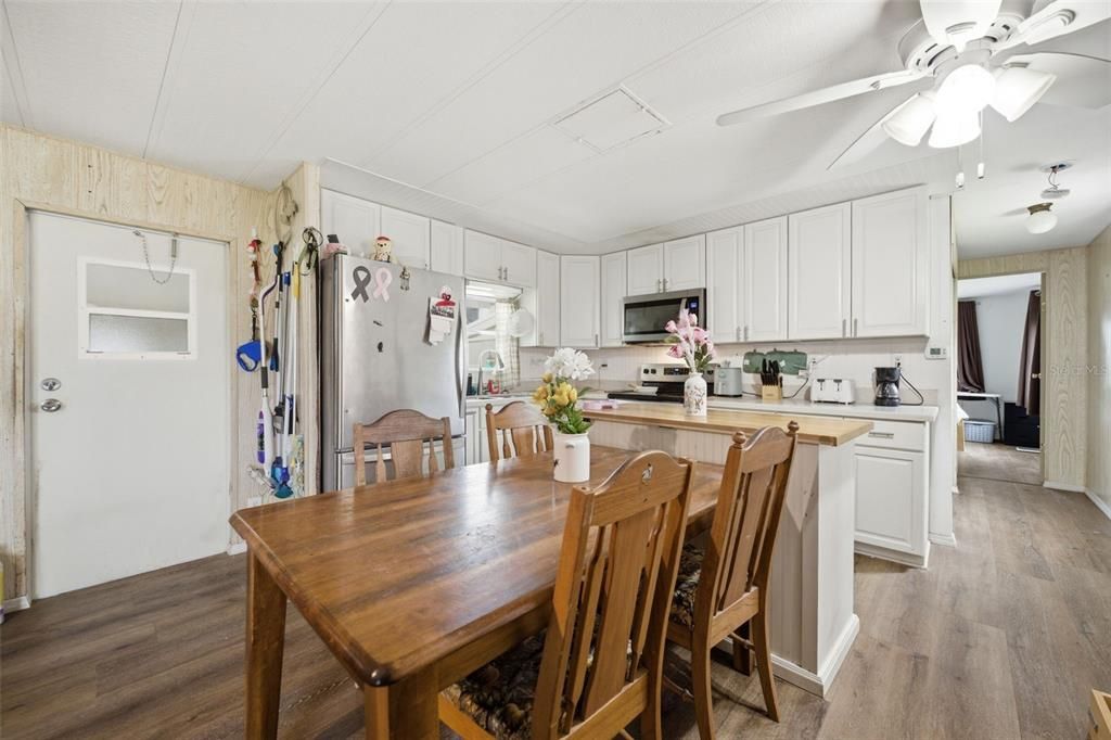 For Sale: $200,000 (2 beds, 2 baths, 1108 Square Feet)