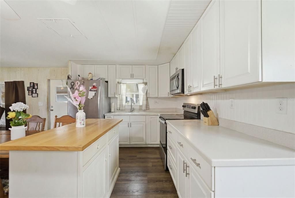 For Sale: $200,000 (2 beds, 2 baths, 1108 Square Feet)