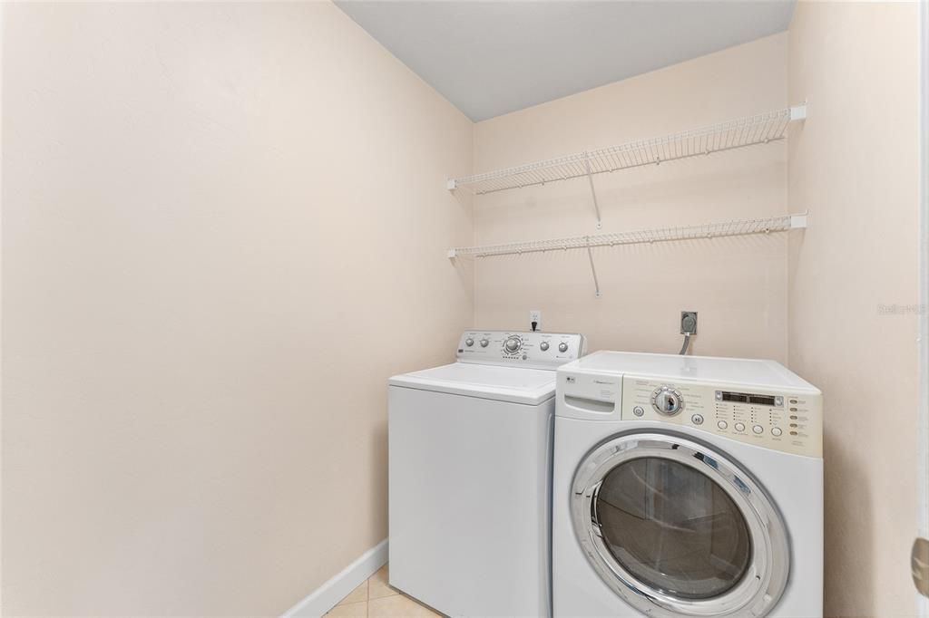 En Venta: $380,000 (4 camas, 2 baños, 2032 Pies cuadrados)