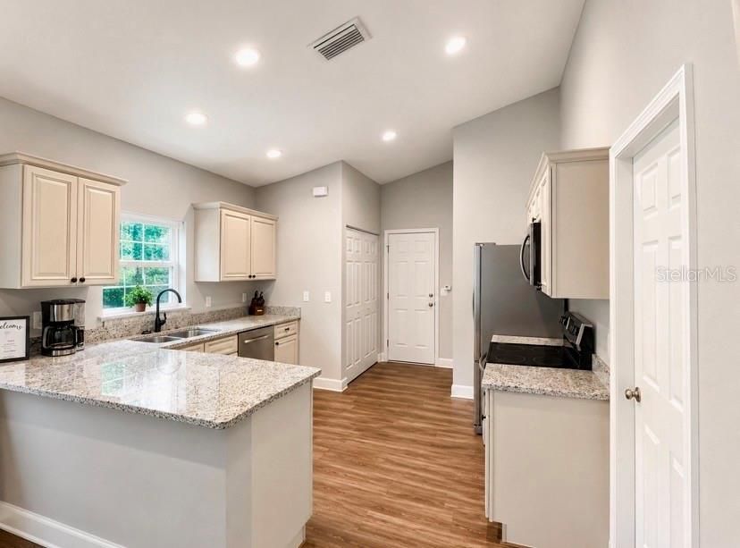 For Sale: $333,000 (3 beds, 2 baths, 1278 Square Feet)