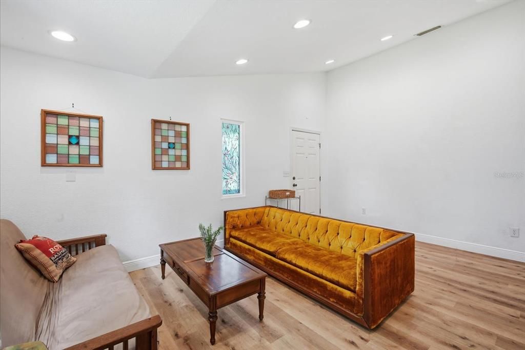 For Rent: $1,800 (3 beds, 2 baths, 1160 Square Feet)