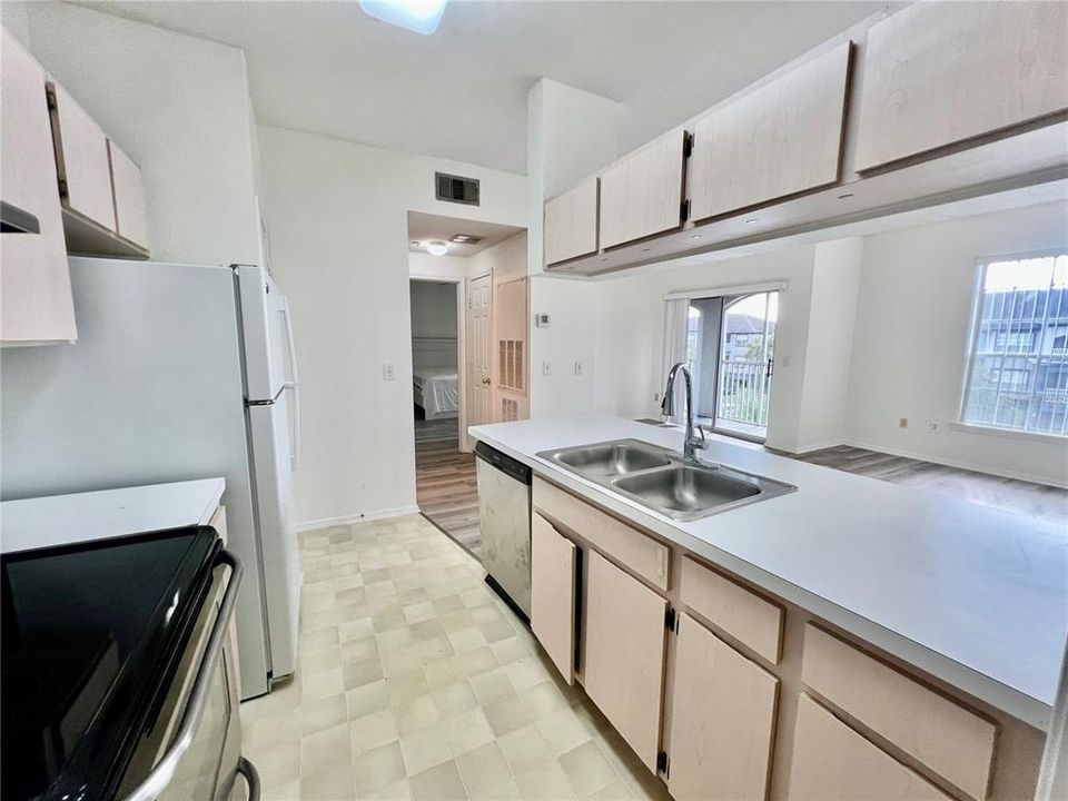 For Rent: $1,400 (1 beds, 1 baths, 834 Square Feet)