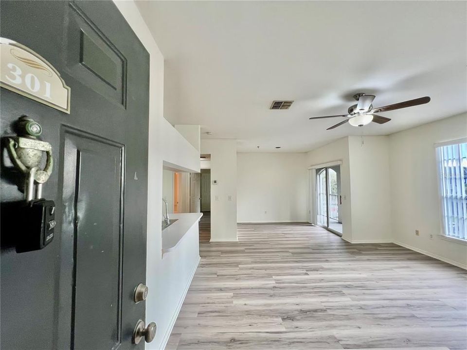 For Rent: $1,400 (1 beds, 1 baths, 834 Square Feet)