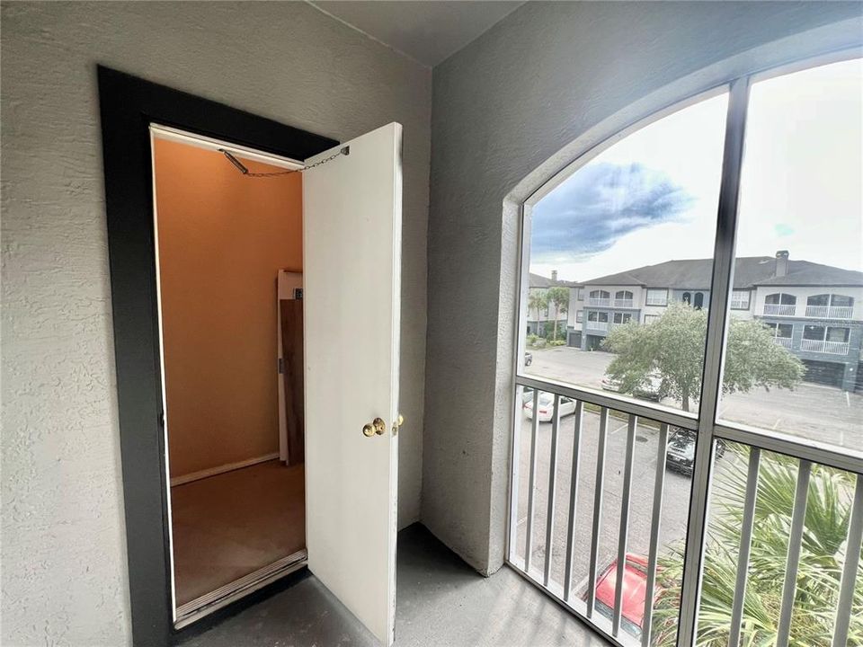For Rent: $1,400 (1 beds, 1 baths, 834 Square Feet)