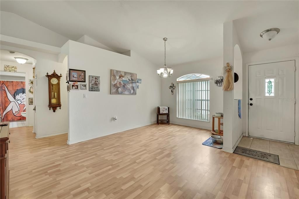На продажу: $285,000 (3 спален, 2 ванн, 1723 Квадратных фут)