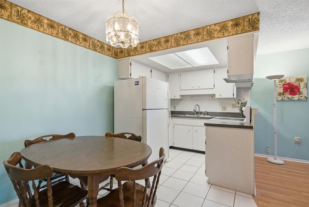 На продажу: $119,000 (2 спален, 1 ванн, 825 Квадратных фут)