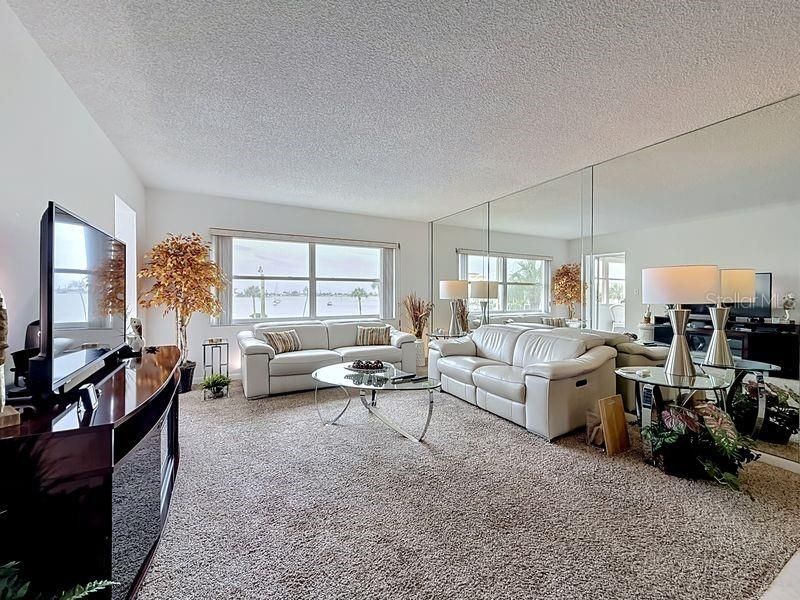 For Sale: $269,900 (2 beds, 2 baths, 1100 Square Feet)