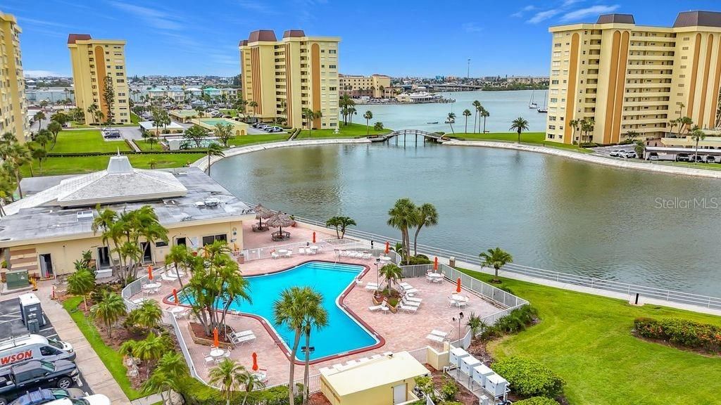 For Sale: $269,900 (2 beds, 2 baths, 1100 Square Feet)