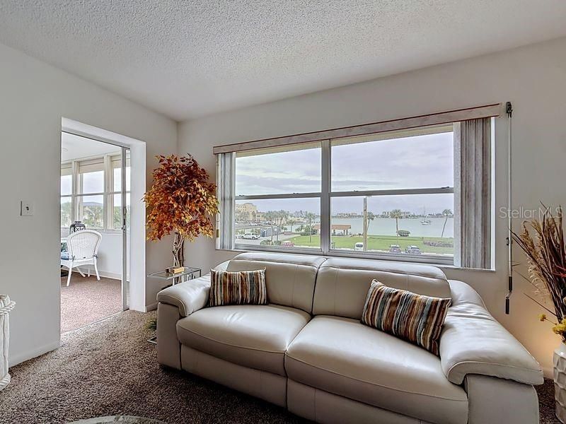 For Sale: $269,900 (2 beds, 2 baths, 1100 Square Feet)