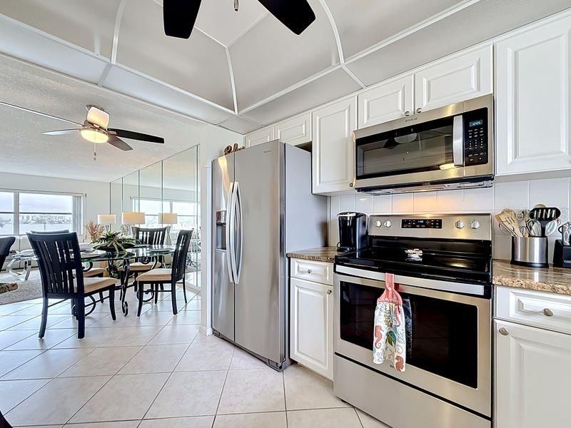 For Sale: $269,900 (2 beds, 2 baths, 1100 Square Feet)