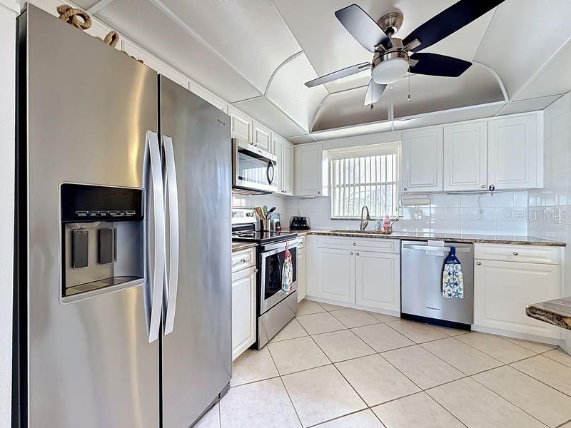 For Sale: $269,900 (2 beds, 2 baths, 1100 Square Feet)