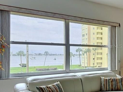 For Sale: $269,900 (2 beds, 2 baths, 1100 Square Feet)