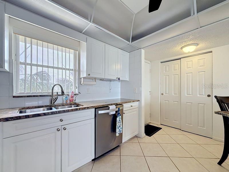 For Sale: $269,900 (2 beds, 2 baths, 1100 Square Feet)