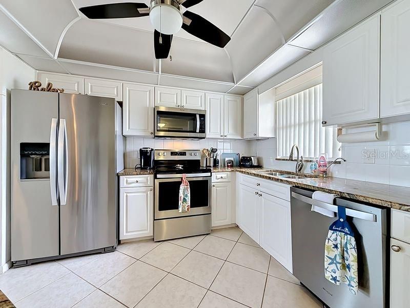 For Sale: $269,900 (2 beds, 2 baths, 1100 Square Feet)