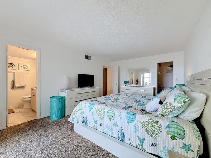 For Sale: $269,900 (2 beds, 2 baths, 1100 Square Feet)