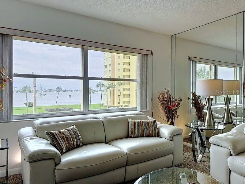 For Sale: $269,900 (2 beds, 2 baths, 1100 Square Feet)